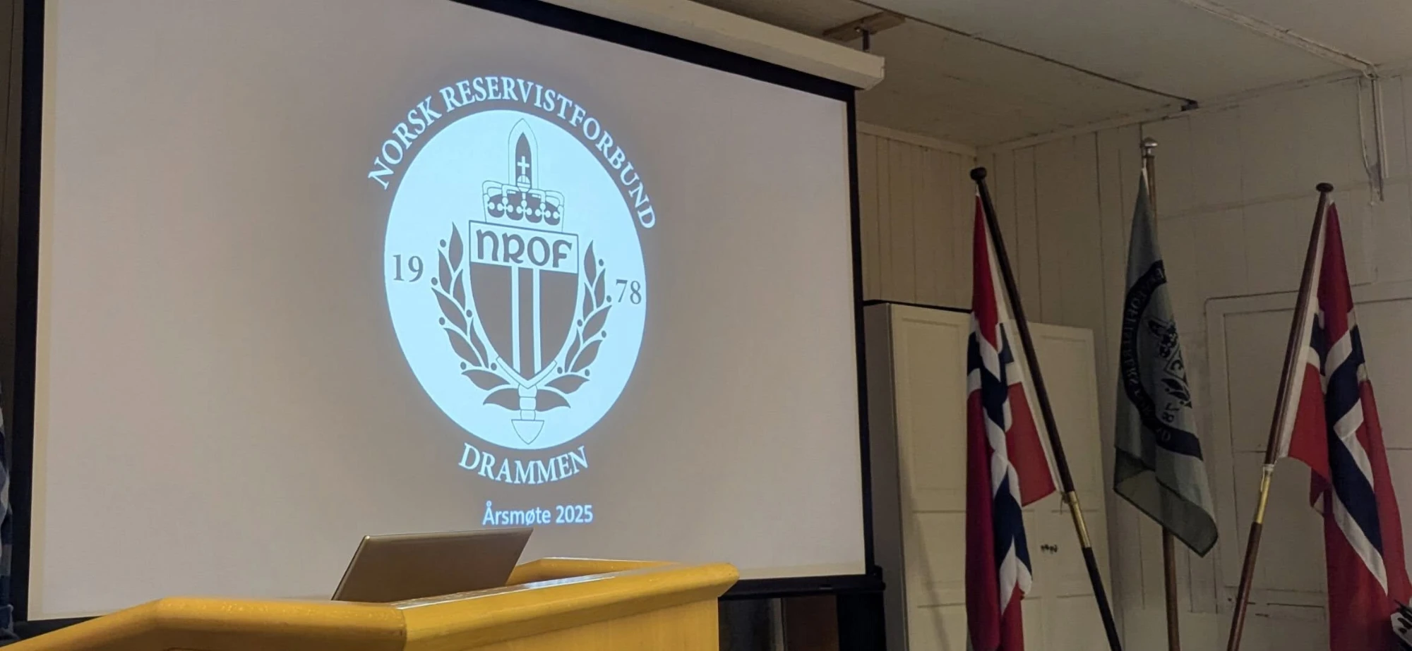 NROF Drammen-logo projisert på lerret under årsmøtet 2025