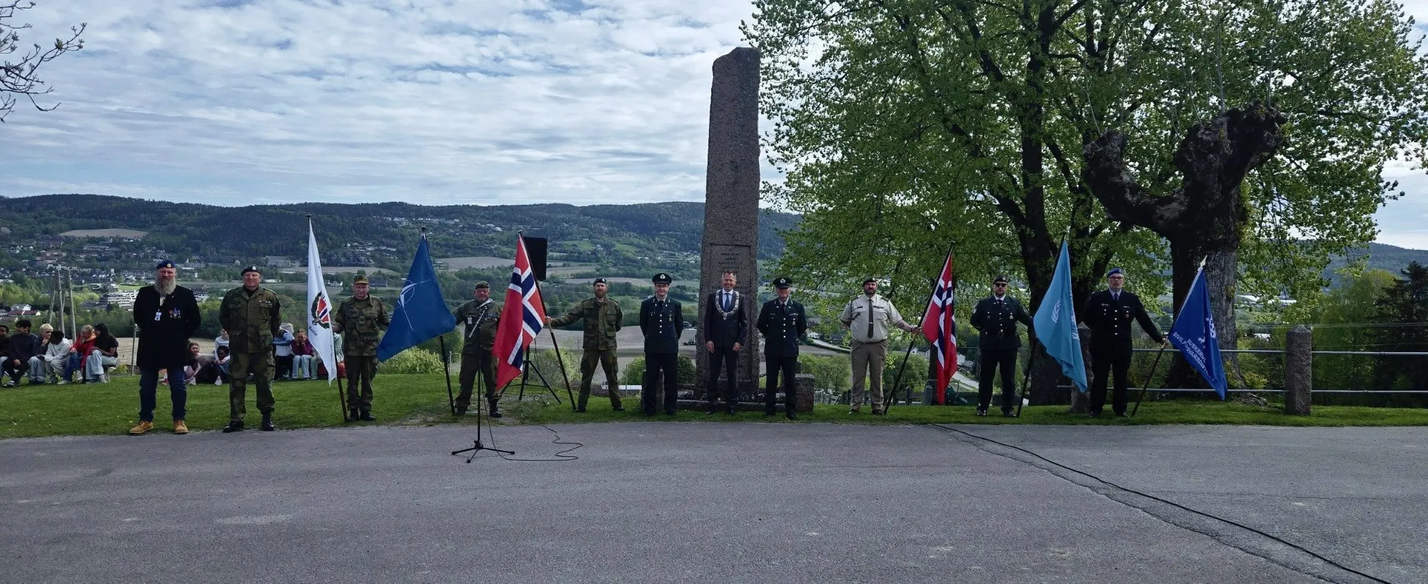 NROF Drammen med flagg ved bautasteinen på en minnemarkering