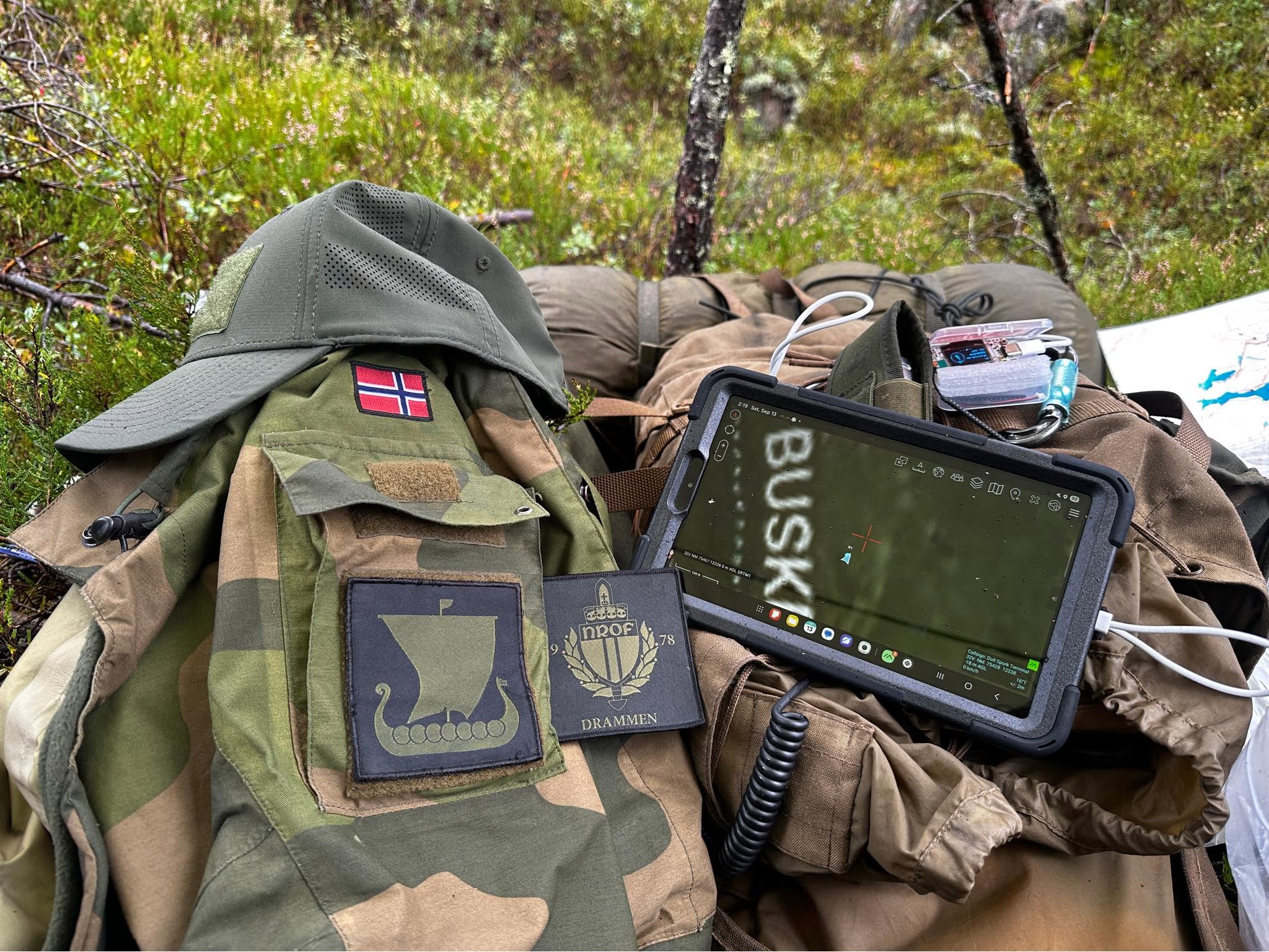 Feltutstyr med NROF Drammen-merke og rugged nettbrett med karttracking i felt